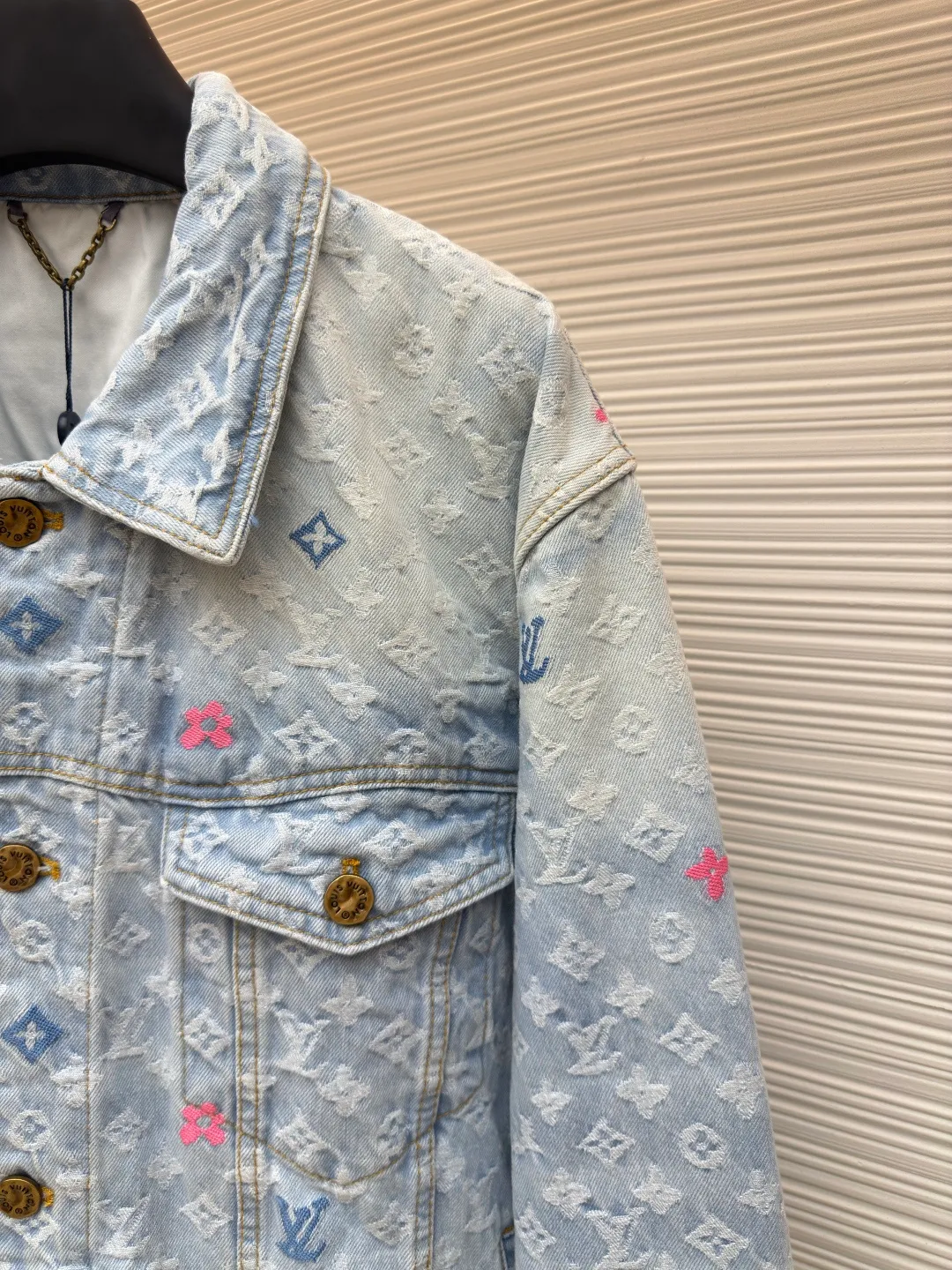 LOUIS VUITTON colorful letter jacquard denim jacket ●Authentic product: Purchased and developed at 26300 ●Item number: 1680111-C45 ●Fabric: cotton denim fabric ●Technology: embroidery ●Version: fitted version ●Weight: about 1245 grams ●Size: 46-48-50-52 ●Description: It is made of unique washed denim cotton with excellent elasticity and stretchability. The entire model has been washed twice to achieve the perfect texture and color. The various wiring and workmanship are even more meticulous. The whole body is customized with hardware and customized leather labels. All details are perfect! The overall wiring is straight and delicate, the fabric is comfortable and soft, and the color is consistent without color difference. It can be matched with the same style to create a fashionable look and control various occasions. Customized accessories, complete with three standards, same style for men and women!